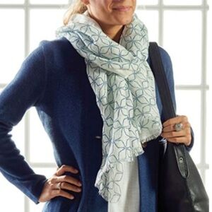 𝅺nwt Threads Napa Valley Linen Scarf Geo Pattern White w/dark navy Unisex